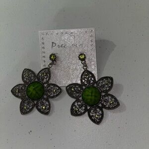 💙 NWT Silver Floral Green Gemmed Dangle Earrings